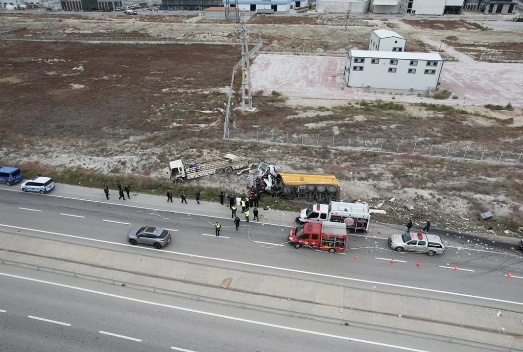 Konya'da kaza! TIR, demir yüklü kamyona çarptı: 1 ölü, 1 yaralı 4